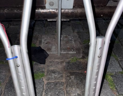 El video del policía con las muletas de un vendedor ambulante en el Puente de la Mujer: lo empujó y el hombre se cayó