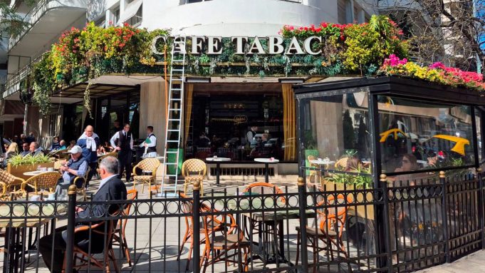 Cafetines de Buenos Aires: la esquina en la que Eloy Martínez supo el destino del cuerpo de Evita, y una trama regada de coroneles