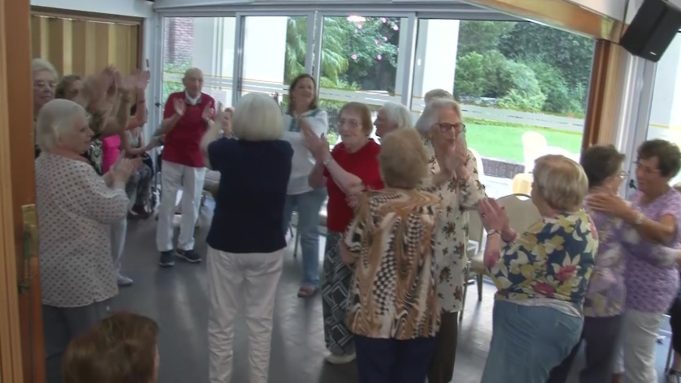Del miedo al geriátrico a las casas compartidas: cohousing, la tendencia de vivir con amigos en la vejez que gana adeptos en el mundo
