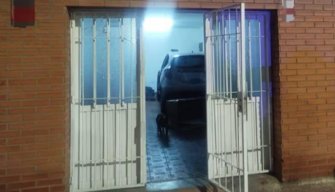 Desarmaban autos en un garaje de Córdoba y fueron sorprendidos por la Policía