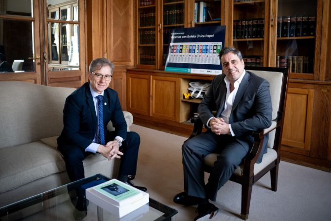 El ministro del Interior se reunió con un senador opositor y continúa en busca de aliados en el Congreso