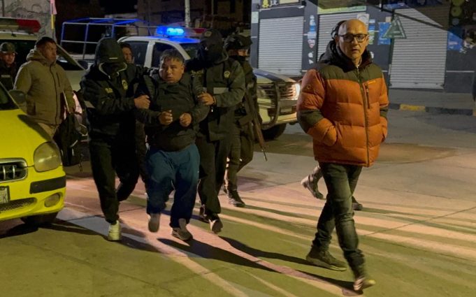 El prófugo capturado en Bolivia por el triple femicidio es trasladado a Buenos Aires y será indagado