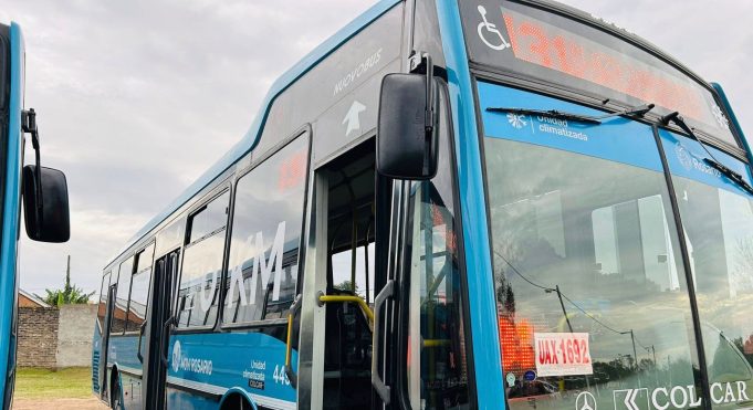 Encontraron un arma reglamentaria en un colectivo de Rosario: estaba con el cartucho y 17 municiones intactas