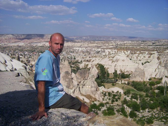 Las aventuras de un argentino en el desierto turco: una ciudad subterránea y una extraña despedida de solteros