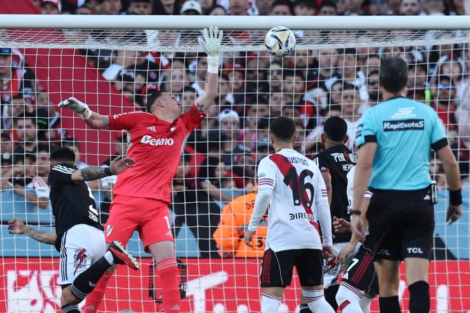 Los graves errores defensivos de River Plate que propiciaron los goles de Deportivo Riestra