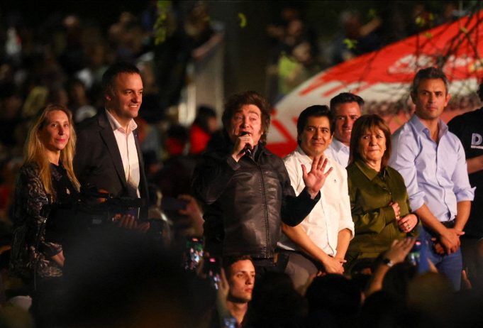 Milei lanza a sus ministros a hacer campaña y prevé visitar dos provincias clave para las elecciones