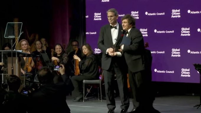 Milei recibió un premio de Bessent y volvió a agradecer el respaldo de EEUU: “Estamos en el camino correcto”