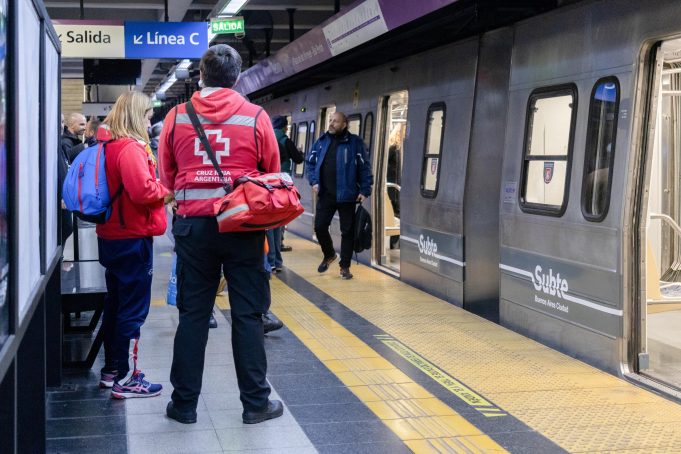 Por el Día Mundial de los Primeros Auxilios, practicarán RCP en el Subte con apoyo de la Cruz Roja