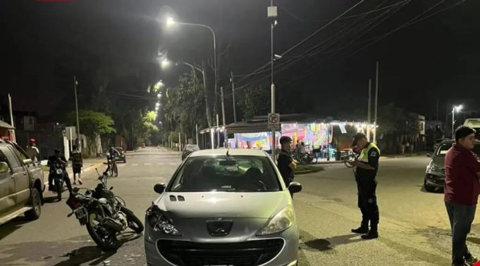 Tucumán: un motociclista sin casco golpeó a un menor y destrozó un vehículo tras un choque