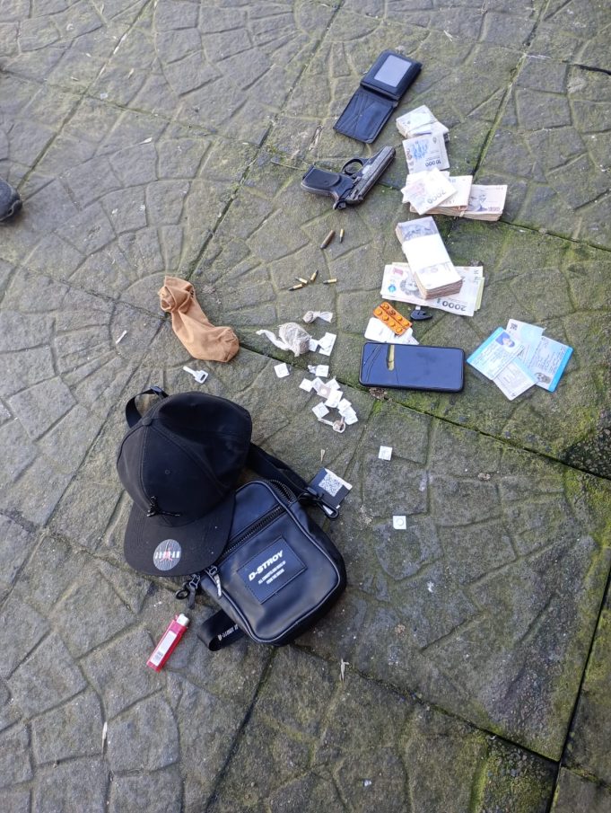 Un delincuente robó en una farmacia de La Plata y se tiroteó con la Policía: el video