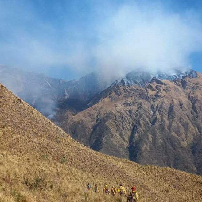 Un hombre desbarrancó haciendo trekking, hizo una fogata para que lo encuentren y desató un incendio forestal