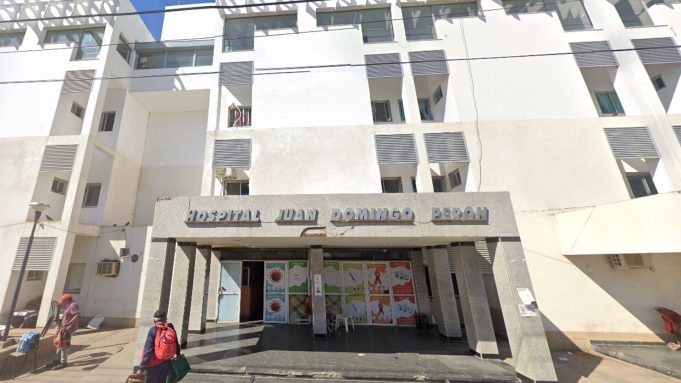 Un joven de Salta lucha por su vida, luego de que fuera apuñalado mientras dormía