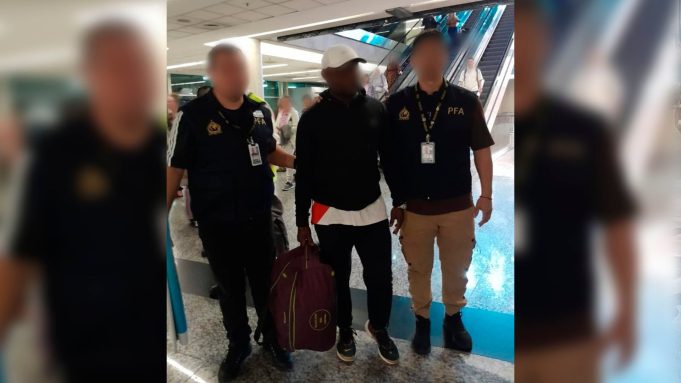 Aterrizó y lo atraparon: cayó en Ezeiza un fugitivo nigeriano buscado por fraude internacional y lavado de activos