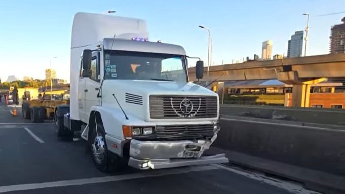 Cayó un container con pollo congelado en la conexión de la autopista 25 de Mayo y provocó demoras hacia La Plata