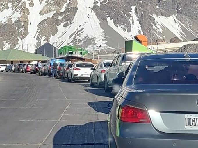 Colapsaron los pasos fronterizos a Chile en el primer día del fin de semana largo: en qué horarios se podrá cruzar