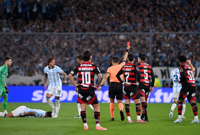Conmebol dio a conocer el audio del VAR de la expulsión de Gonzalo Plata tras un cruce con Marcos Rojo en Racing-Flamengo