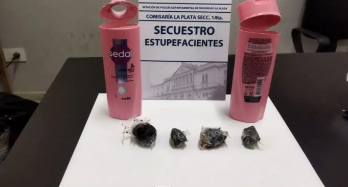 Detuvieron a un hombre que quiso ingresar marihuana a un penal oculta en frascos de shampoo y acondicionador