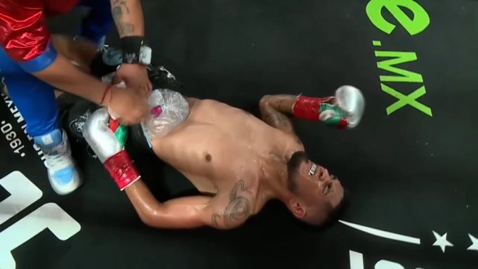 El ataque de ira de un boxeador en pleno combate que recorre el mundo: le pegó una patada a su rival y lo descalificaron
