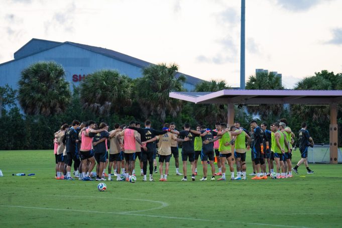 El homenaje del plantel de la selección argentina durante la práctica en Miami al enterarse de la muerte de Miguel Russo