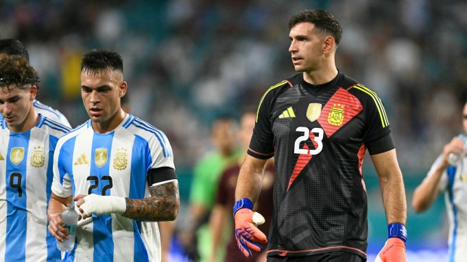 El tierno gesto y el inesperado intercambio de camisetas que protagonizó el Dibu Martínez en la victoria contra Venezuela