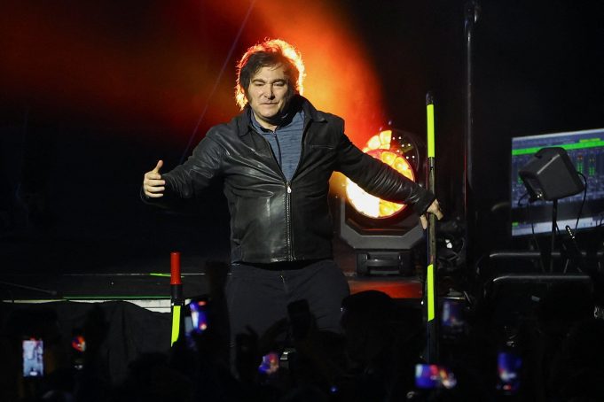 Extenso show musical y un mensaje a la interna: Javier Milei buscó relanzar la campaña tras la salida de Espert