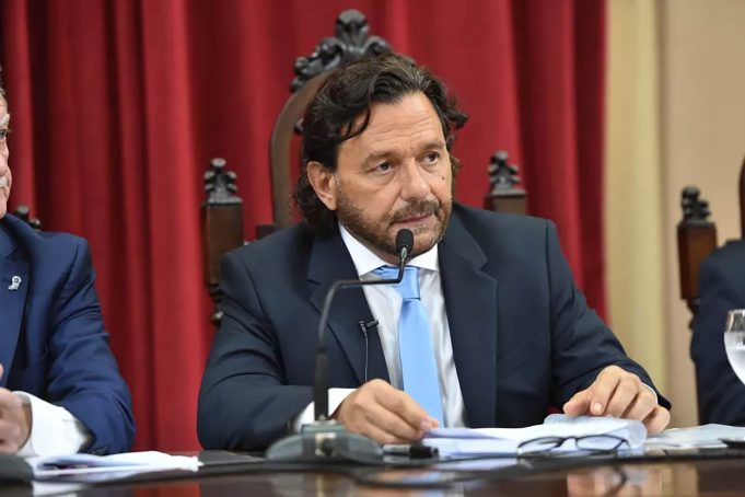 Gustavo Sáenz reclamó por la reactivación de la obra pública en Plaza de Mayo y Guillermo Francos se acercó a saludarlo