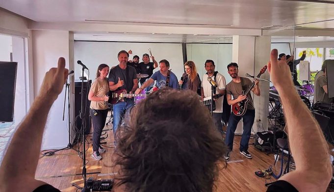 “La Banda Presidencial”: la imagen de Milei durante un ensayo de su grupo musical que tocará mañana en el Movistar Arena