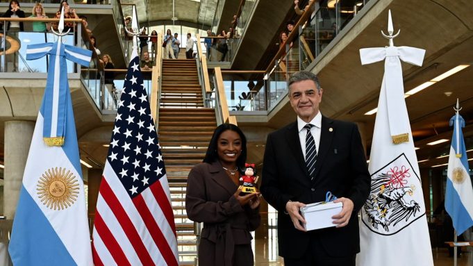 La gimnasta Simone Biles llegó a la Argentina y fue distinguida como “Huésped de Honor” de CABA