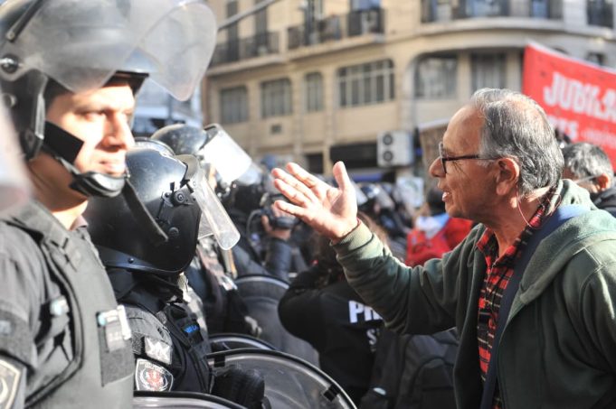 Nuevos incidentes en la marcha de jubilados: la policía aplicó el protocolo antipiquete y hubo enfrentamientos con gases