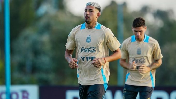 Otro dolor de cabeza para Scaloni rumbo al Mundial 2026: un defensor de la selección argentina se lesionó el tobillo y estará dos meses inactivo