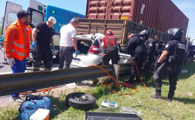 Panamericana: un auto se incrustó debajo de un camión y un bombero resultó herido durante el operativo de rescate