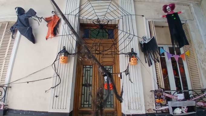 Parque Chas: el barrio laberíntico que celebra Halloween y desafía a sus visitantes a recorrerlo sin perderse