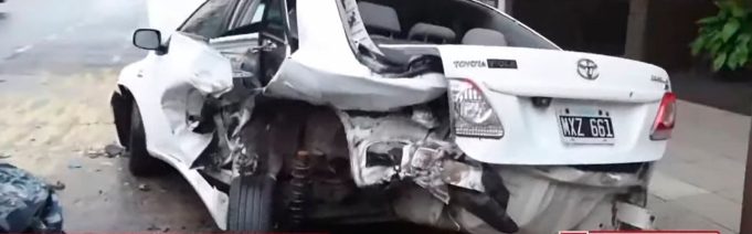 Triple choque en el barrio porteño de Palermo: un Audi impactó a dos vehículos estacionados y volcó