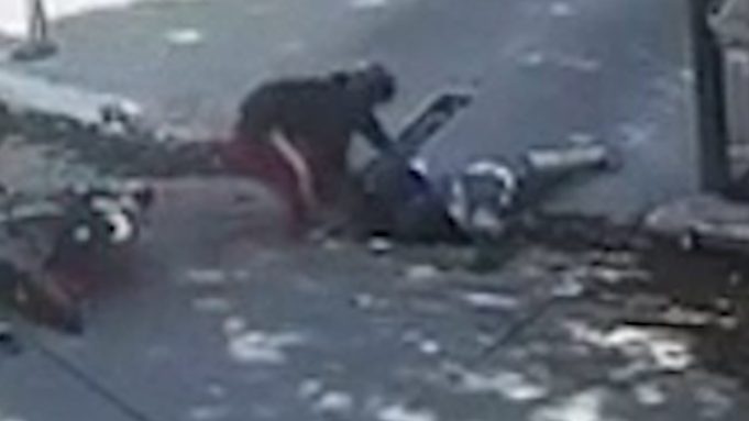 Video: un motochorro arrastró a una monja por la calle y la dejó inconsciente