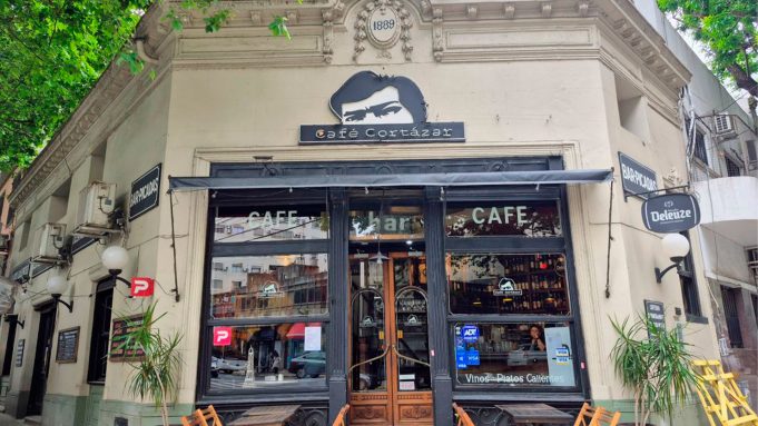 Cafetines de Buenos Aires: el rincón dedicado a Cortázar que es resistencia cultural e invita a sumergirse en el mundo del escritor