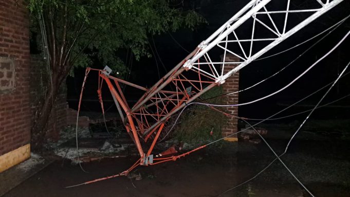 Cayó una antena de comunicación en Chaco por fuertes vientos, granizo y tormenta eléctrica