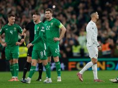 Codazo, expulsión y gestos provocativos a la tribuna: el minuto de furia de Cristiano Ronaldo en Irlanda-Portugal