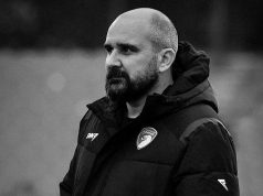 Conmoción en el fútbol europeo: un DT se desplomó en medio de un partido y los jugadores se enteraron de la muerte minutos después