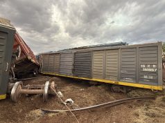 Córdoba: un camión que llevaba rollos de alfalfa chocó contra un tren de carga