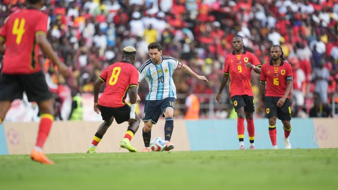 Del caño genial, a la asistencia y el gol que generó una reacción inesperada en el estadio: el show de Messi en el triunfo ante Angola