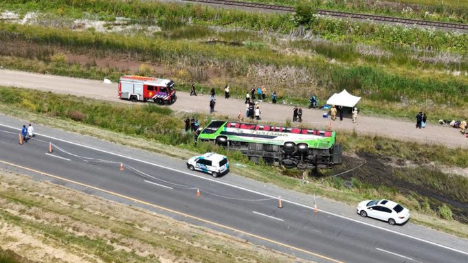 “Dormido o con el celular”: creen que el micro que iba a Mar del Plata volcó por una distracción del chofer detenido