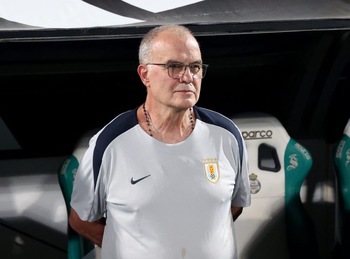 Duras críticas de una leyenda de Uruguay contra Bielsa: “No quiere mantener un diálogo con los jugadores”