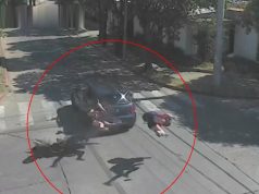 Impactante accidente en Córdoba: una moto embistió a un auto y los ocupantes salieron despedidos