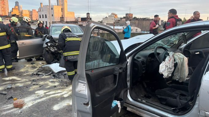 Impactante choque frontal en el puente Avellaneda: dos hombres y una mujer internados en grave estado