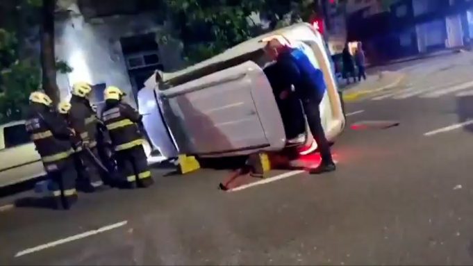 Impresionante choque múltiple en el barrio de Boedo: esquivó a un ciclista, impactó su camioneta contra cuatro vehículos y volcó