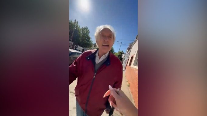 Imputaron al jubilado que le pegó una trompada a su vecina por estacionar mal el auto