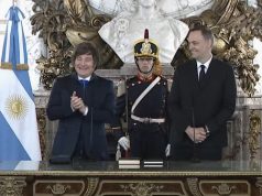 Javier Milei tomó juramento a Manuel Adorni como nuevo jefe de Gabinete: “Con todo eh”