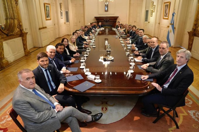 La alianza pro-reformas que planea Milei: los gobernadores que mira Casa Rosada y el bloque clave para asegurar los votos