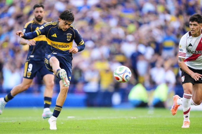 La lupa sobre el gol de Zeballos que abrió el Superclásico para Boca: la falta que pidió River en el inicio de la acción