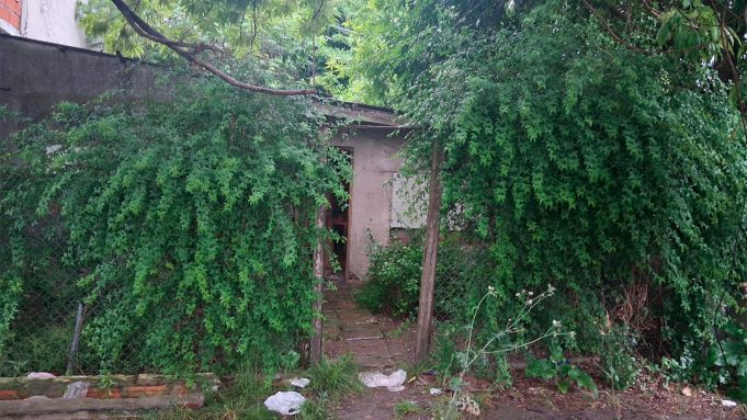 La Policía halló a un hombre muerto en una casa de La Plata tras un llamado por malos olores
